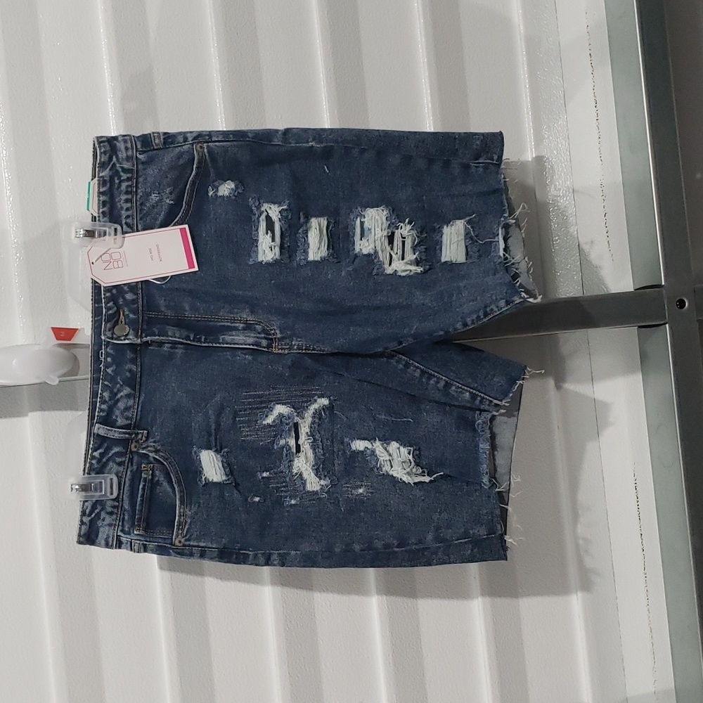 No boundaries distressed mid rise boyfriend shorts Size 17 NWT